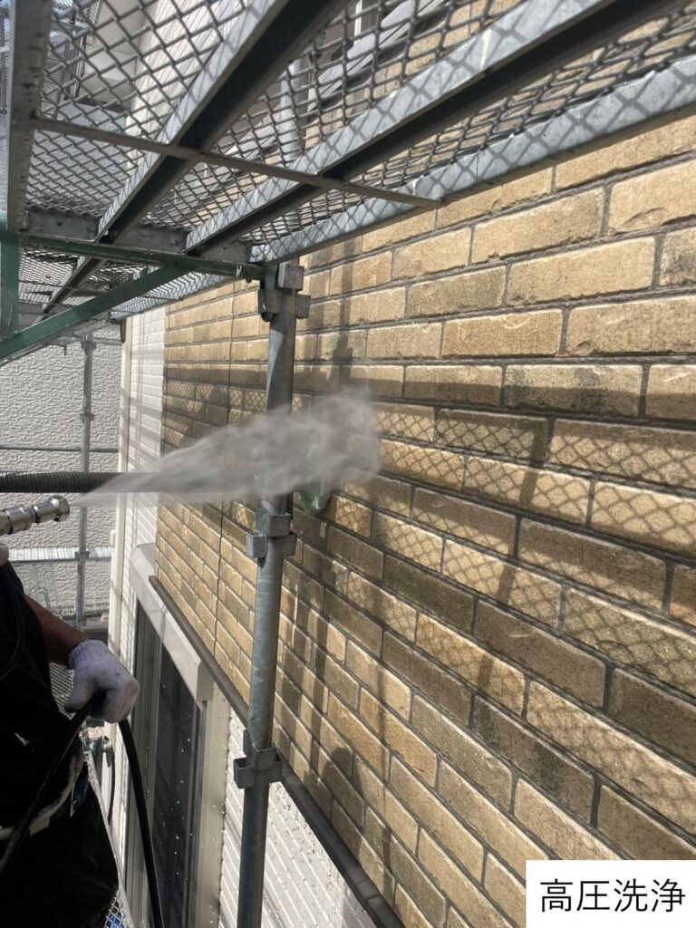 高圧洗浄です。高圧洗浄をすることで、汚れや塗装残りなどをしっかりと落とし、塗装ののりをよくします。